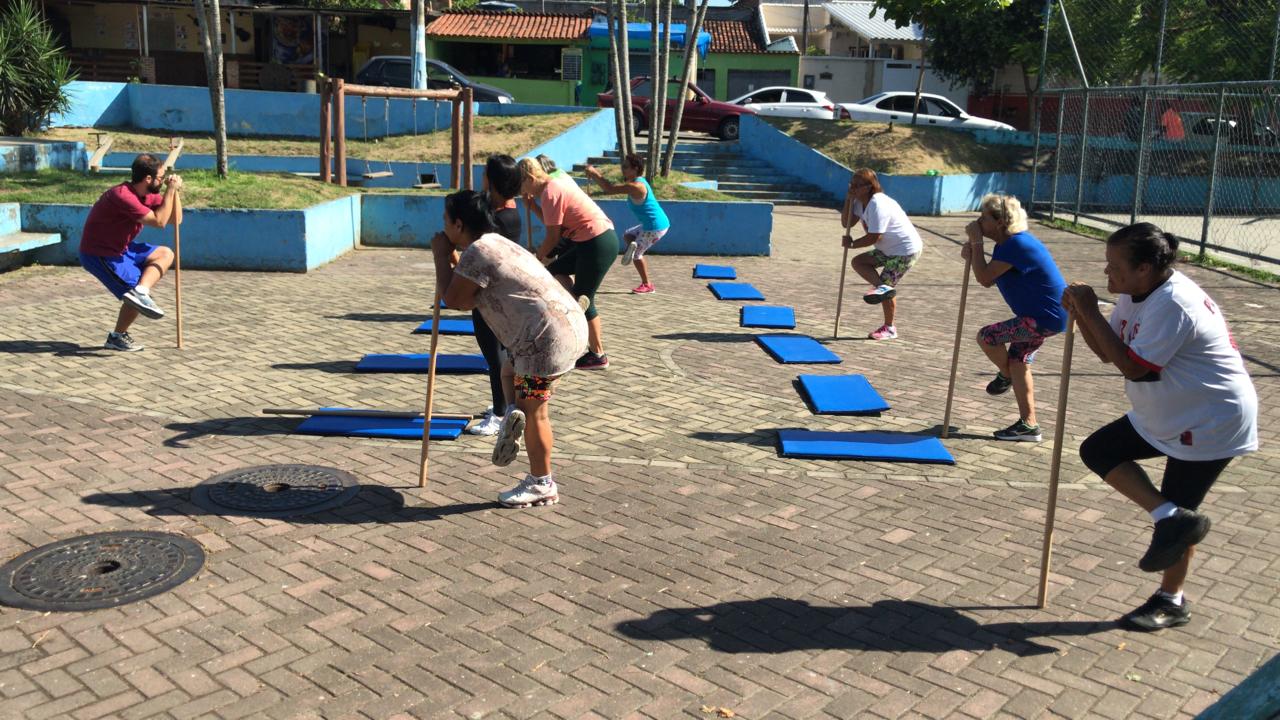 Alongamento, caminhada, ginastica e recreação