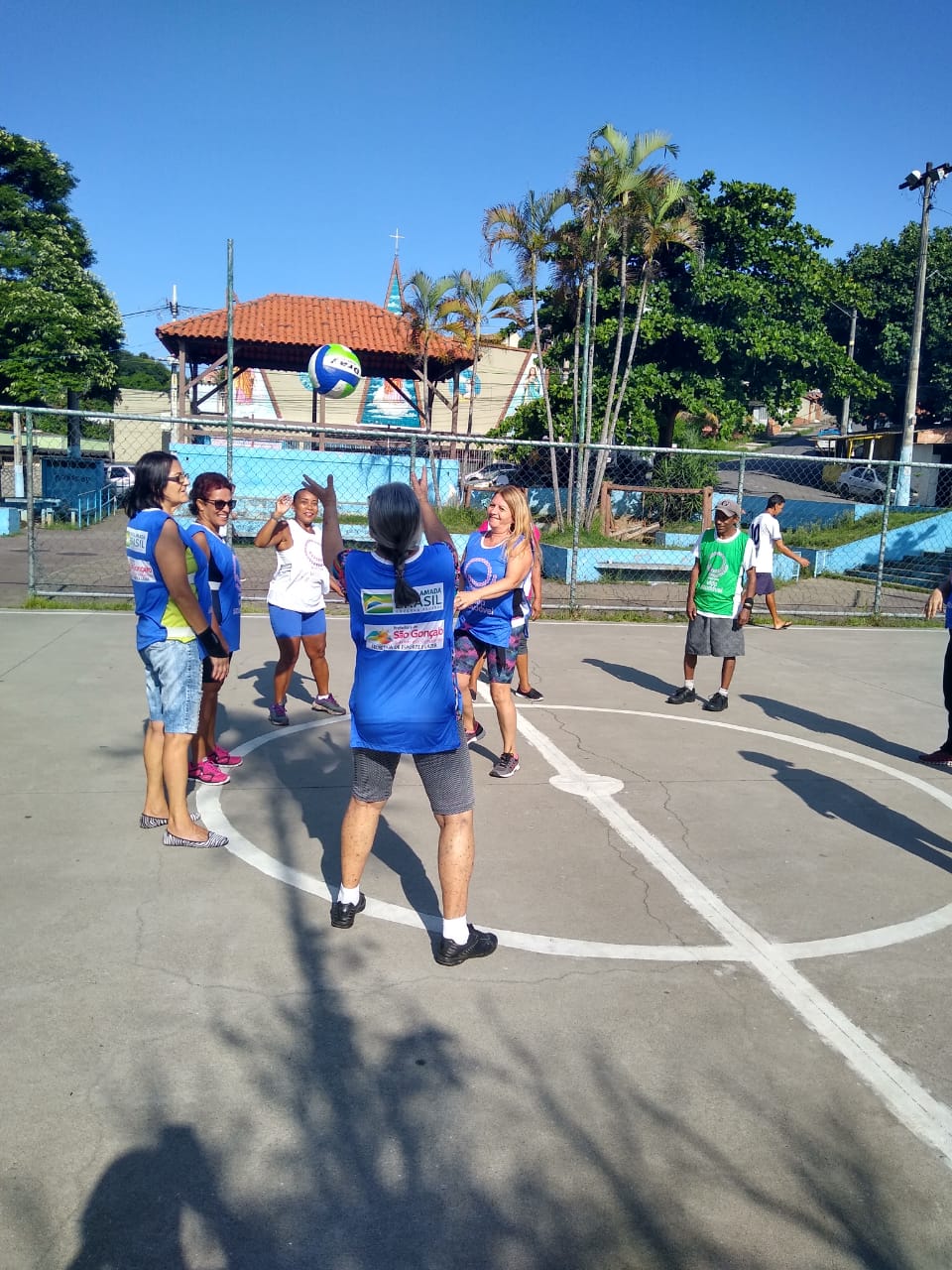 Alongamento, caminhada, ginastica e recreação