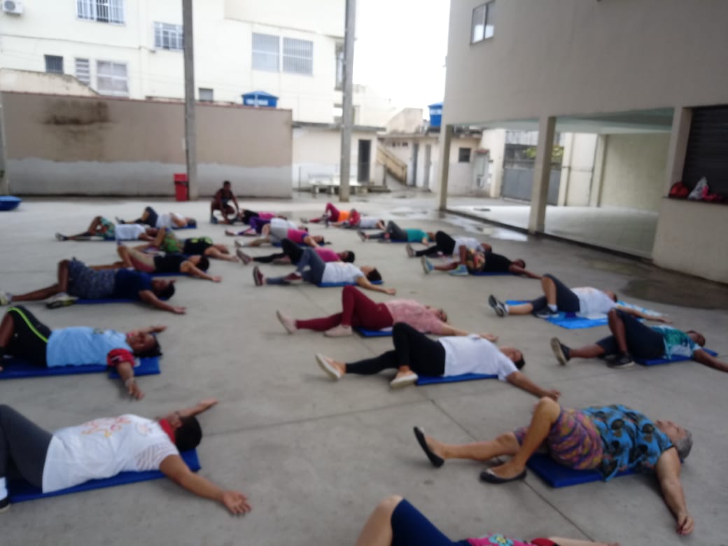 Alongamento, jogos e caminhada