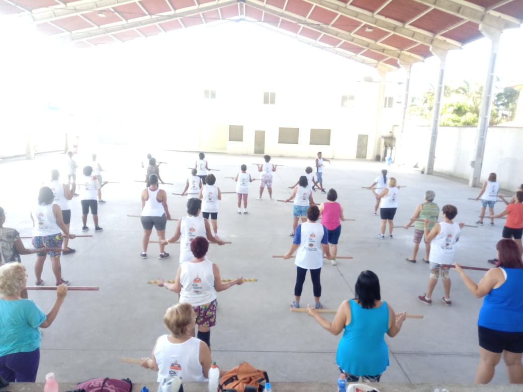 Alongamento, jogos e caminhada