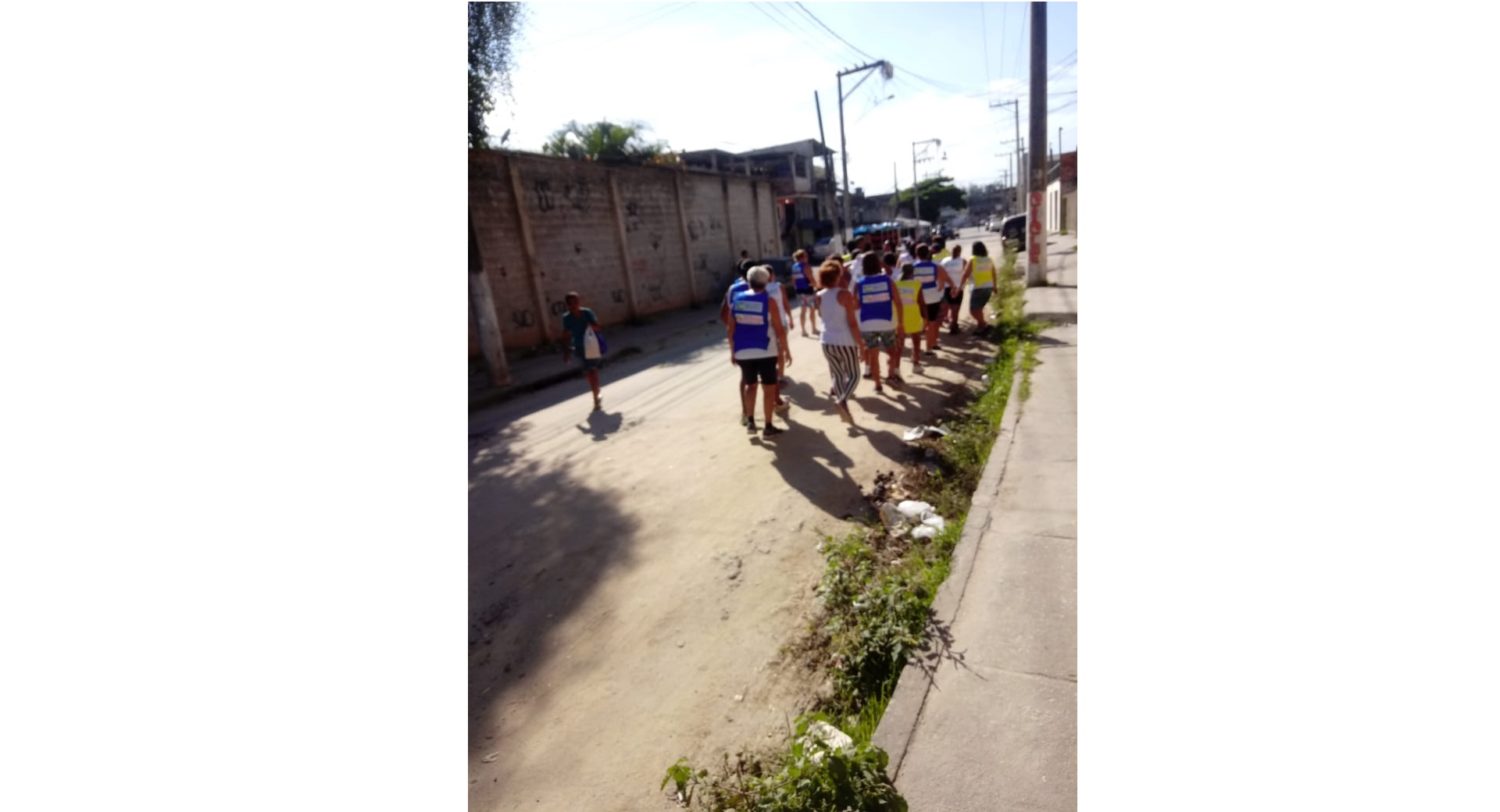 Alongamento, jogos e caminhada