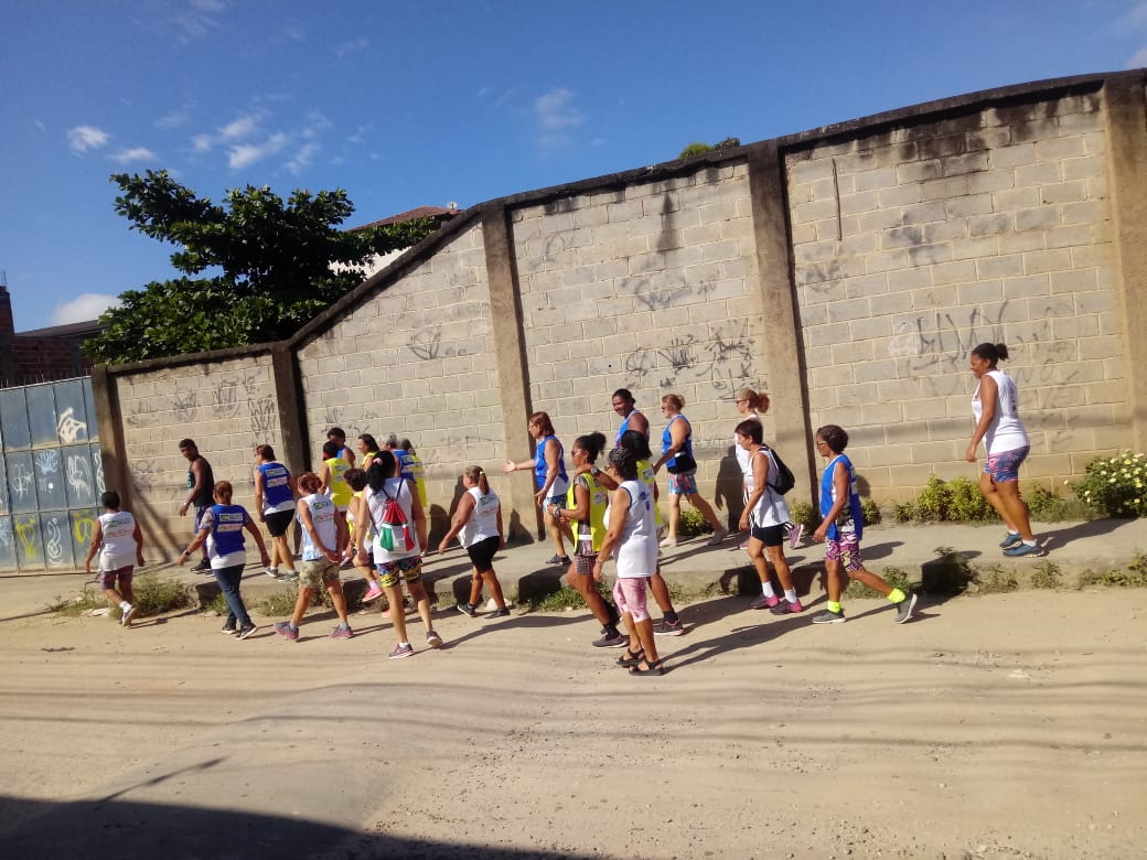 Alongamento, jogos e caminhada