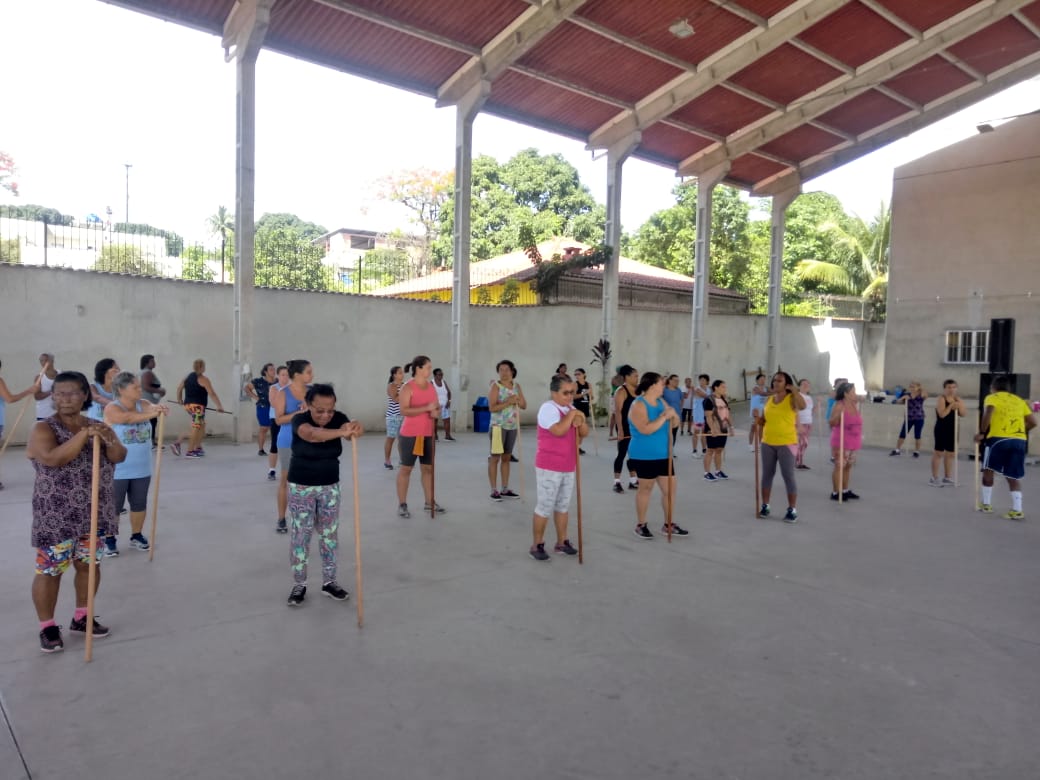 Alongamento, jogos e caminhada